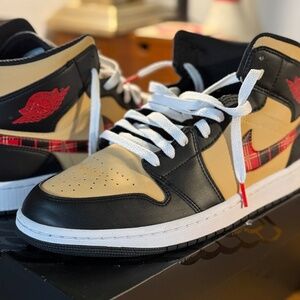 BRAND NEW -WORN ONCE - MENS 10.5 - AIR JORDAN 1 MID SE - CHRISTMAS SESAME - NIKE